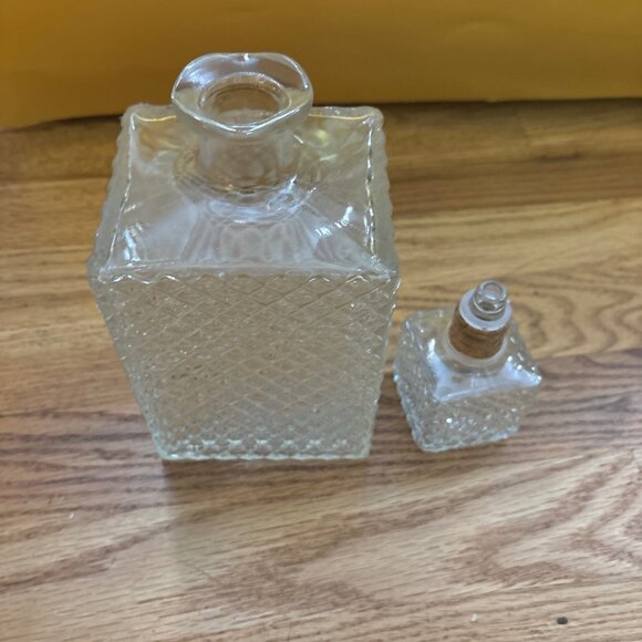 Vintage clear glass diamond point decanter - Picture 3 of 6